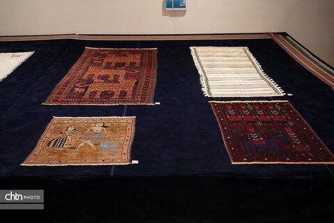 نمایشگاه دست‌بافته‌های عشایری و روستایی در موزه ملی فرش ایران افتتاح شد