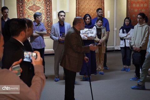 نمایشگاه دست‌بافته‌های عشایری و روستایی در موزه ملی فرش ایران افتتاح شد