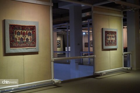 نمایشگاه دست‌بافته‌های عشایری و روستایی در موزه ملی فرش ایران افتتاح شد