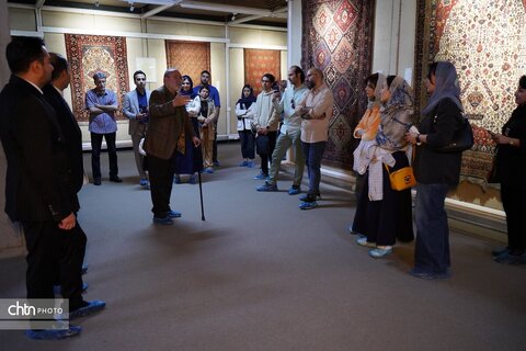 نمایشگاه دست‌بافته‌های عشایری و روستایی در موزه ملی فرش ایران افتتاح شد