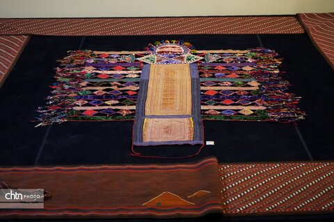 نمایشگاه دست‌بافته‌های عشایری و روستایی در موزه ملی فرش ایران افتتاح شد