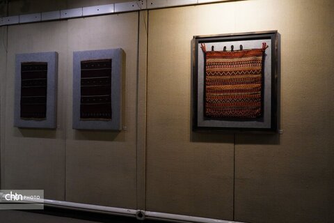 نمایشگاه دست‌بافته‌های عشایری و روستایی در موزه ملی فرش ایران افتتاح شد