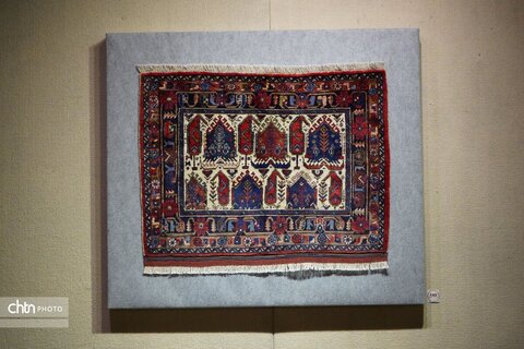 نمایشگاه دست‌بافته‌های عشایری و روستایی در موزه ملی فرش ایران افتتاح شد