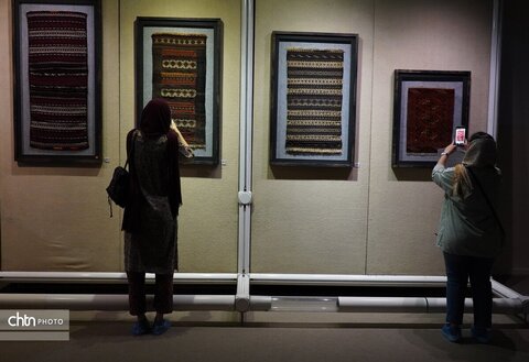 نمایشگاه دست‌بافته‌های عشایری و روستایی در موزه ملی فرش ایران افتتاح شد