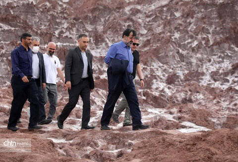 بازدید استاندار قم از گنبد نمکی