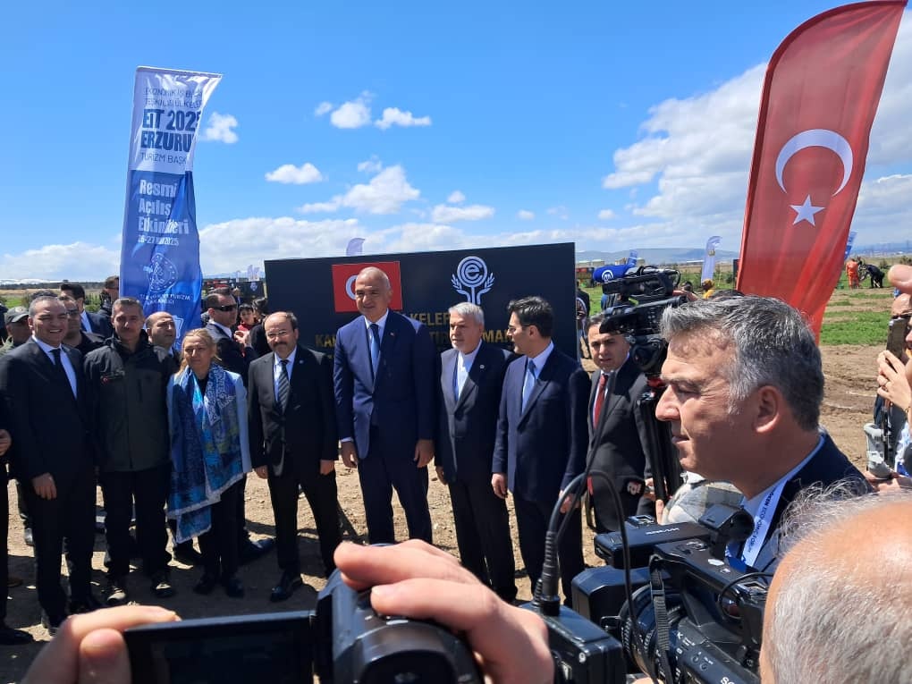 درختکاری نمادین وزرای گردشگری اکو به نام «ارزروم، شهر گردشگری ۲۰۲۵»/ کاشت درخت ایران توسط صالحی‌امیری