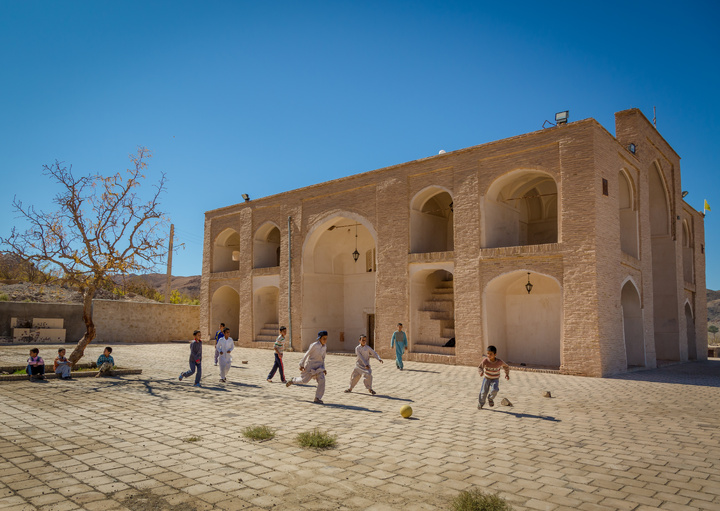 آرامگاه سلطان ابراهیم رضا (ع)، نماد معماری اسلامی و مذهبی در شهرستان درمیان