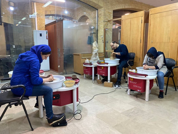 برگزاری کلاس‌های آموزشی توسط استاتید و هنرمندان هنرهای سنتی