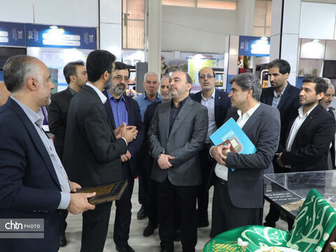 بازدید استاندار از غرفه استان قم در نمایشگاه ایران اکسپو