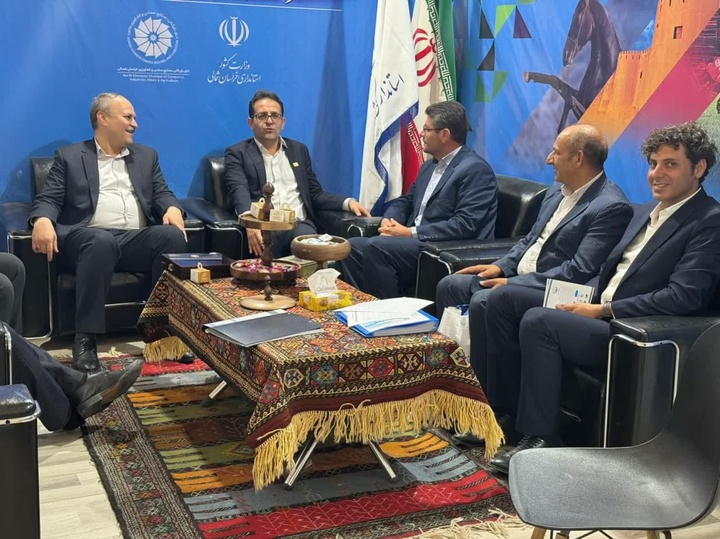 بازدید مدیرکل بازاریابی و توسعه گردشگری خارجی از غرفه خراسان شمالی