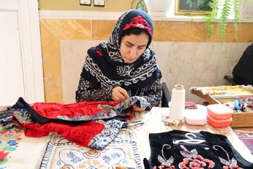 برگزاری نمایشگاه هفته مشاغل و معرفی صنایع دستی در دبیرستان بهشت آیین