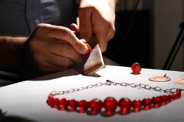 حضور صنعتگر خراسان شمالی در نمایشگاه بین‌المللی نمایشگاه صنایع‌دستی پاریس