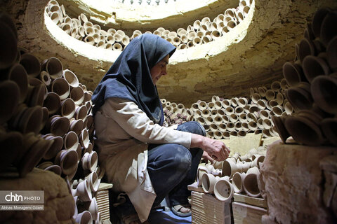 عالیه مشایخی ، هنرمند سفالگر قمی