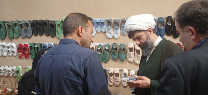 بازدید امام جمعه شهرستان طبس از نمایشگاه صنایع‌دستی و سوغات محلی