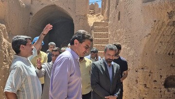 آغاز پروژه مشارکتی نجات قلعه عزآباد با حضور مسئولان و دانشجویان داوطلب