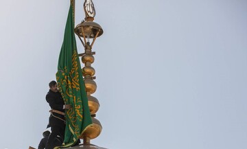 آیین تعویض پوش ضریح و پرچم گنبد منور رضوی در سالروز میلاد امام مهربانی‌ها برگزار شد