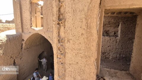 آغاز به کار کارگاه مشارکتی حفاظت از قلعه عزآباد با حضور مدیرکل میراث فرهنگی یزد/ هم‌افزایی دانشجویان و جامعه محلی