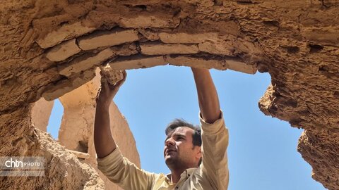 آغاز به کار کارگاه مشارکتی حفاظت از قلعه عزآباد با حضور مدیرکل میراث فرهنگی یزد/ هم‌افزایی دانشجویان و جامعه محلی