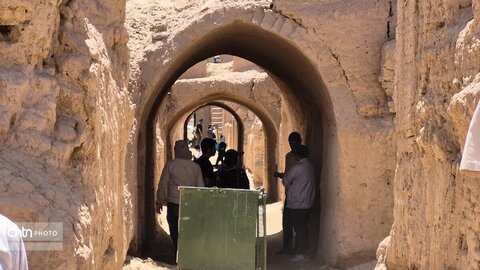 آغاز به کار کارگاه مشارکتی حفاظت از قلعه عزآباد با حضور مدیرکل میراث فرهنگی یزد/ هم‌افزایی دانشجویان و جامعه محلی