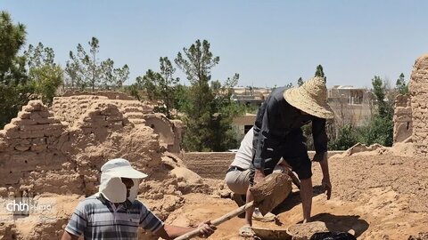 آغاز به کار کارگاه مشارکتی حفاظت از قلعه عزآباد با حضور مدیرکل میراث فرهنگی یزد/ هم‌افزایی دانشجویان و جامعه محلی
