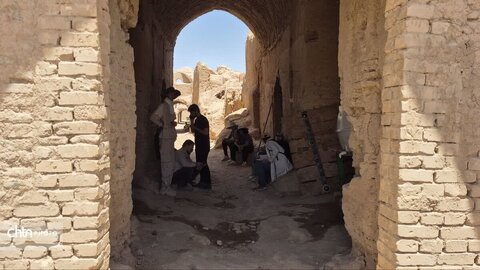 آغاز به کار کارگاه مشارکتی حفاظت از قلعه عزآباد با حضور مدیرکل میراث فرهنگی یزد/ هم‌افزایی دانشجویان و جامعه محلی