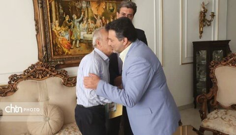 ادای احترام مدیرکل میراث فرهنگی یزد به معلمان دوران تحصیل در هفته معلم