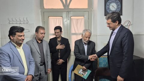 ادای احترام مدیرکل میراث فرهنگی یزد به معلمان دوران تحصیل در هفته معلم