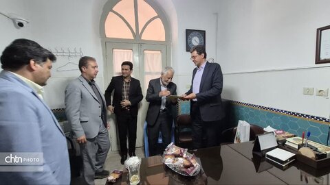 ادای احترام مدیرکل میراث فرهنگی یزد به معلمان دوران تحصیل در هفته معلم