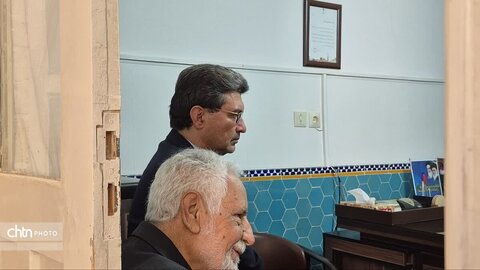 ادای احترام مدیرکل میراث فرهنگی یزد به معلمان دوران تحصیل در هفته معلم