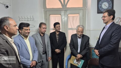 ادای احترام مدیرکل میراث فرهنگی یزد به معلمان دوران تحصیل در هفته معلم