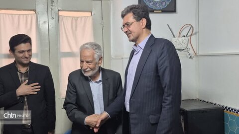 ادای احترام مدیرکل میراث فرهنگی یزد به معلمان دوران تحصیل در هفته معلم