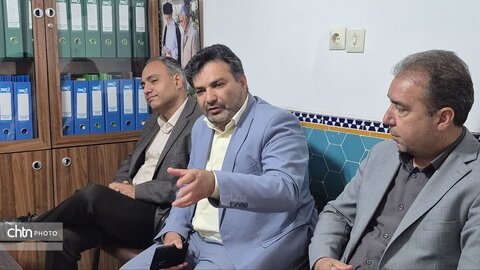 ادای احترام مدیرکل میراث فرهنگی یزد به معلمان دوران تحصیل در هفته معلم