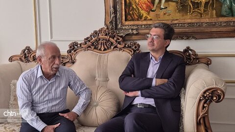 ادای احترام مدیرکل میراث فرهنگی یزد به معلمان دوران تحصیل در هفته معلم