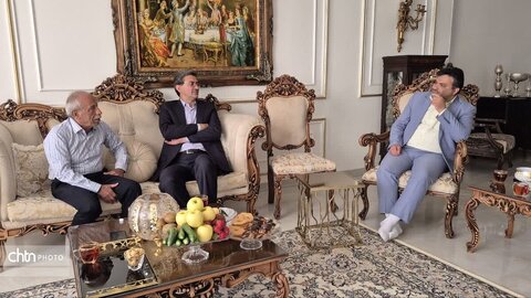 ادای احترام مدیرکل میراث فرهنگی یزد به معلمان دوران تحصیل در هفته معلم