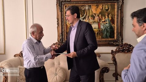 ادای احترام مدیرکل میراث فرهنگی یزد به معلمان دوران تحصیل در هفته معلم