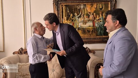 ادای احترام مدیرکل میراث فرهنگی یزد به معلمان دوران تحصیل در هفته معلم