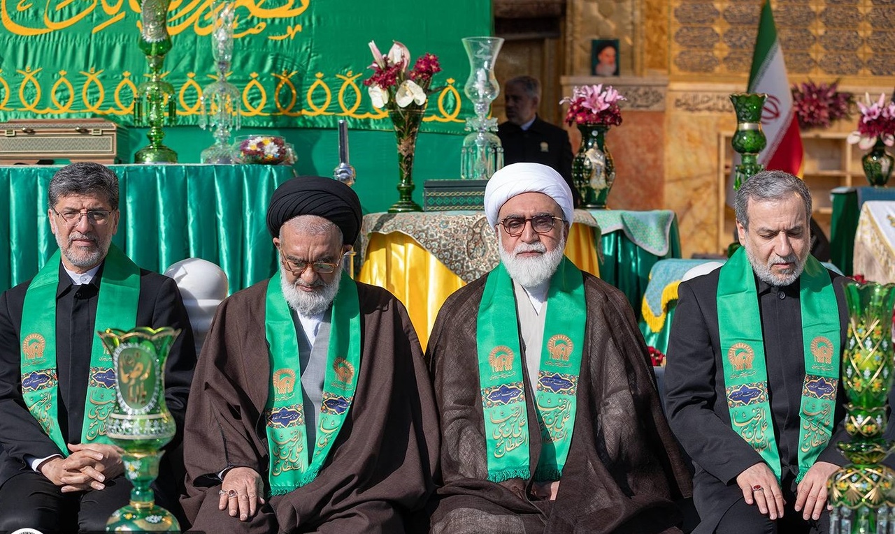 آیین تعویض پوش ضریح و پرچم گنبد منور رضوی در سالروز میلاد امام مهربانیها برگزار شد