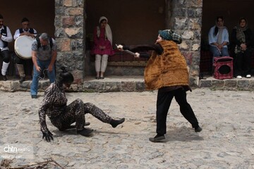 نمایش مینا و پلنگ در کندلوس اجرا شد