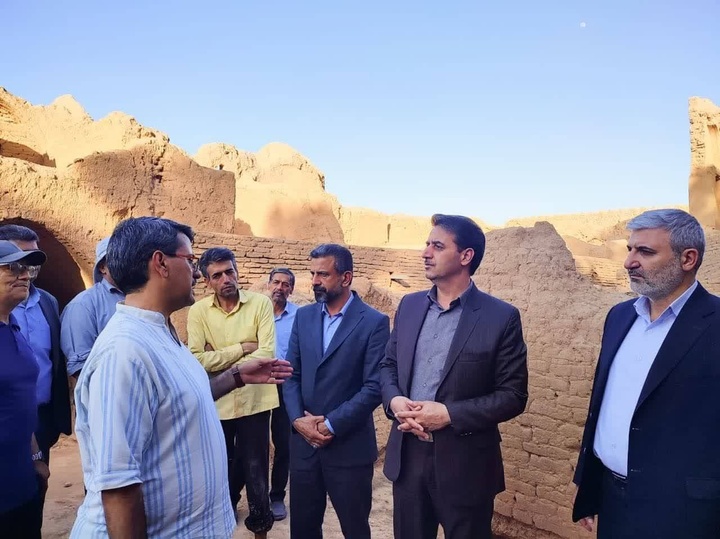 مرمت و بازسازی قلعه تاریخی عزآباد با همکاری تشکل‌های مردمی