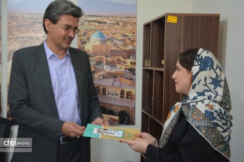 تجلیل از عوامل اجرایی و دست اندرکاران جشنواره نوروزی "لبخند بهار" میدان خان یزد