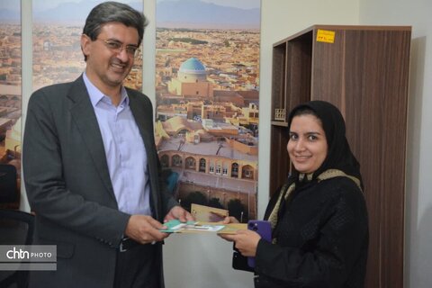 تجلیل از عوامل اجرایی و دست اندرکاران جشنواره نوروزی "لبخند بهار" میدان خان یزد