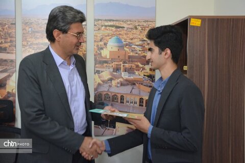 تجلیل از عوامل اجرایی و دست اندرکاران جشنواره نوروزی "لبخند بهار" میدان خان یزد