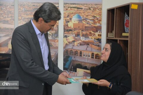 تجلیل از عوامل اجرایی و دست اندرکاران جشنواره نوروزی "لبخند بهار" میدان خان یزد