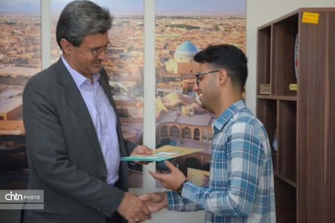 تجلیل از عوامل اجرایی و دست اندرکاران جشنواره نوروزی "لبخند بهار" میدان خان یزد