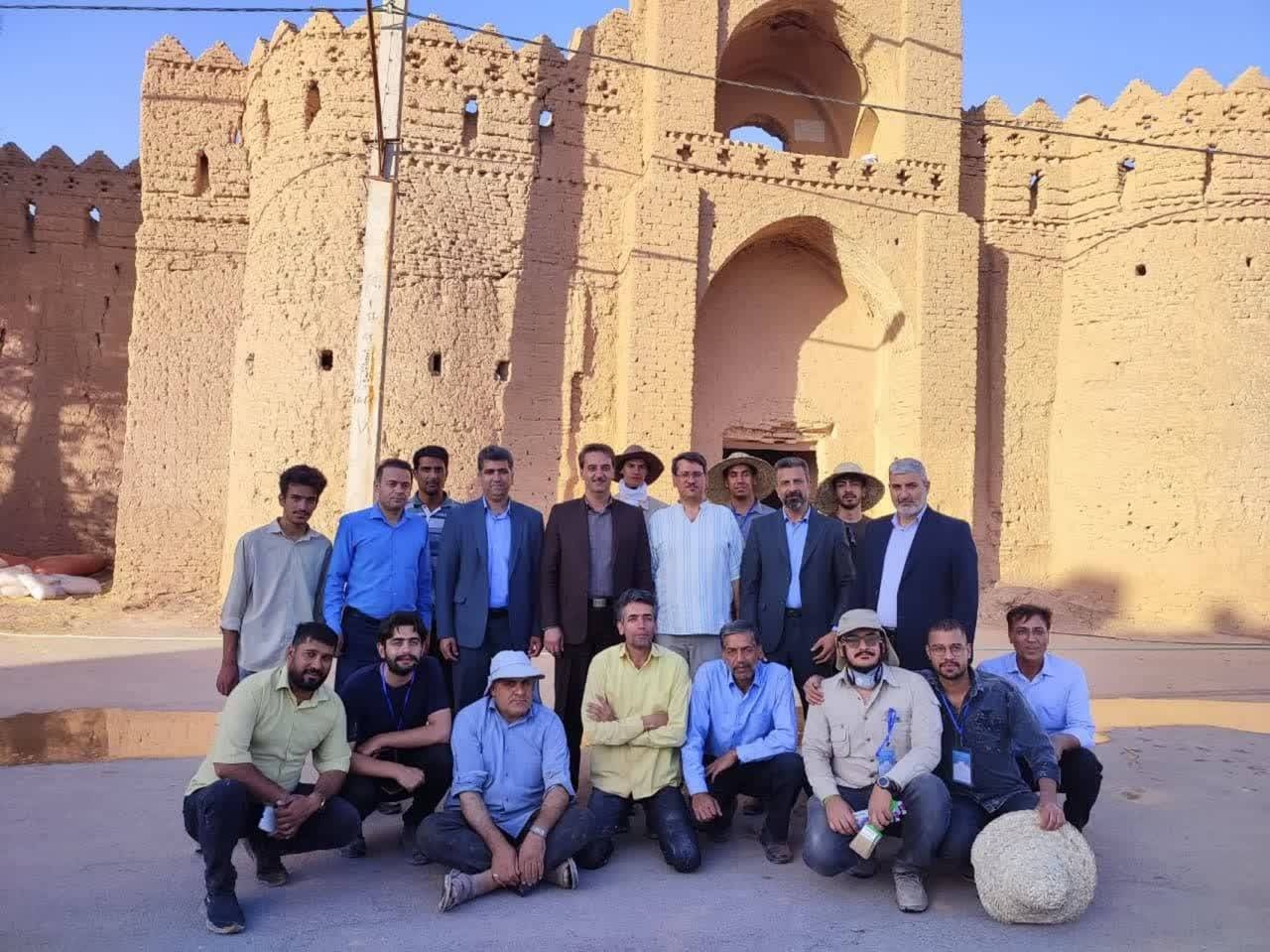 مرمت و بازسازی قلعه تاریخی عزآباد با همکاری تشکلهای مردمی