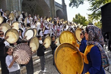 طنین دف‌نوازان در پارک بش قارداش به مناسبت میلاد امام رضا (ع)