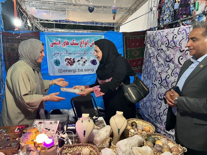 تجلیل از غرفه‌داران نمایشگاه صنایع‌دستی و جشنواره اقوام ایرانی