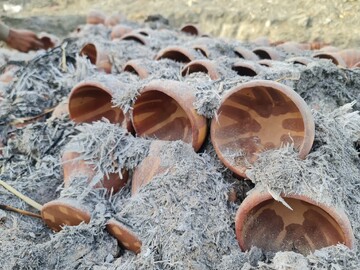 اهدای دستگاه تولید گِل سفال به صنعت سفال هلنچکان قصرقند