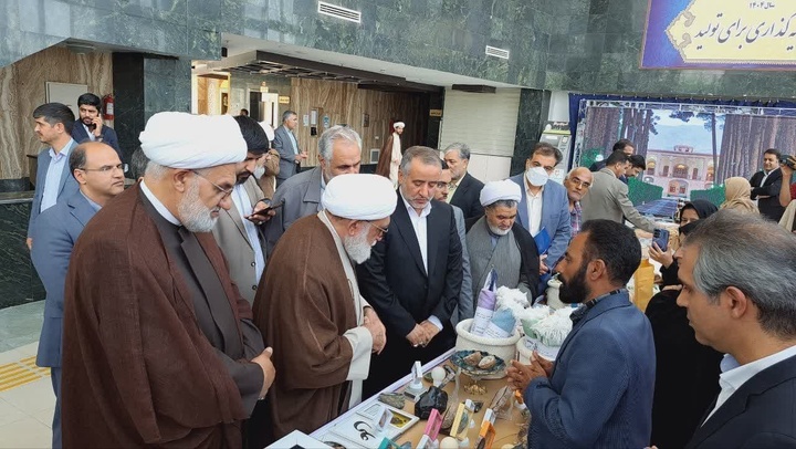 بازدید استاندار خراسان جنوبی و تولیت آستان قدس رضوی از غرفه‌های صنایع‌دستی و سوغات شهرستان خوسف