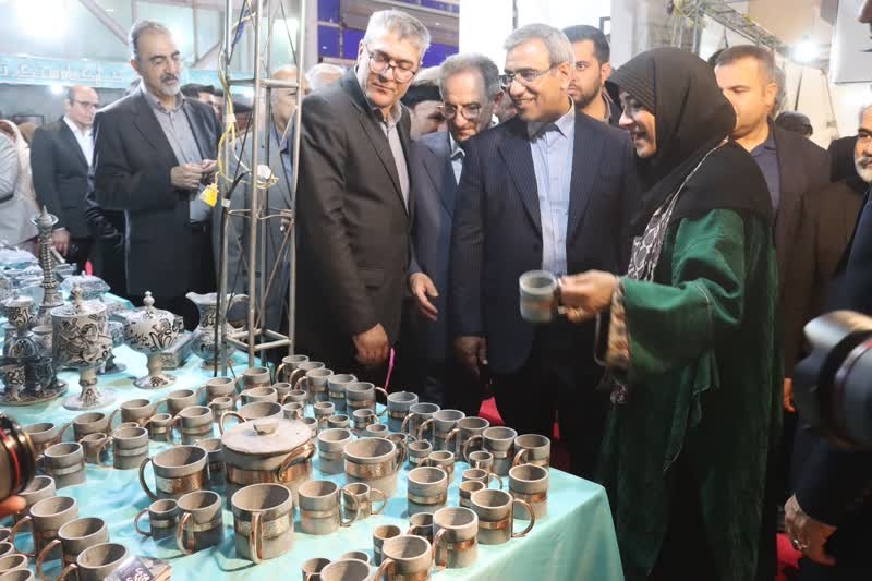 توجه به بازار کشورهای همسایه برای صادرات هنر ایرانی ضروری است